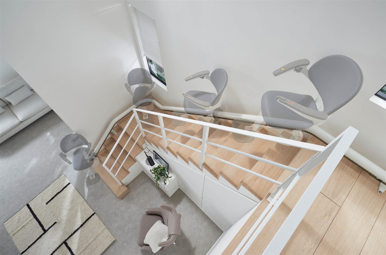 Vue du dessus d'un Flow X qui pivote dans les virages d'un escalier tournant étroit, étape par étape