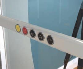 main courant à bouton