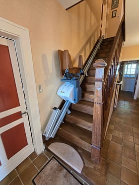 Monte-escalier installé par Serenika à Oradour-sur-Glane, Haute-Vienne