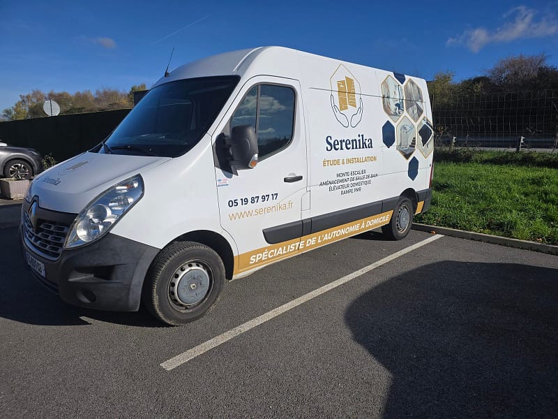 Camion d'intervention Serenika stationné à Limoges