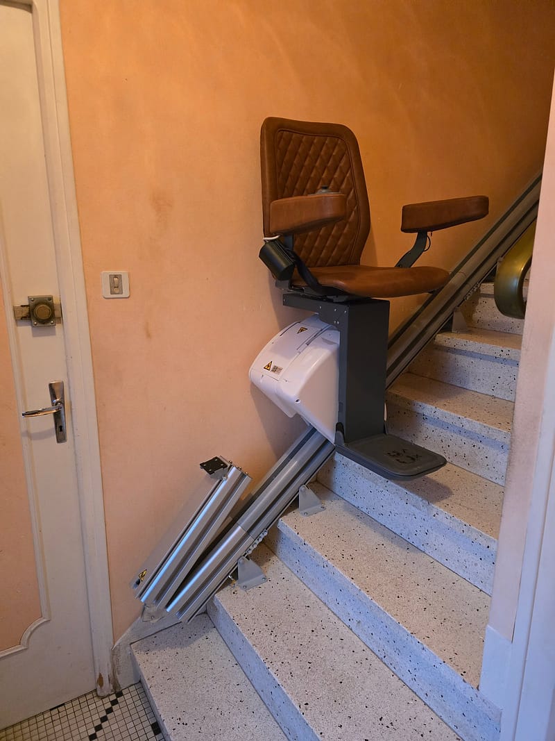 Monte-escalier droit à siège cognac installé par Serenika sur un escalier d'une seule volée au Vigen, Haute-Vienne