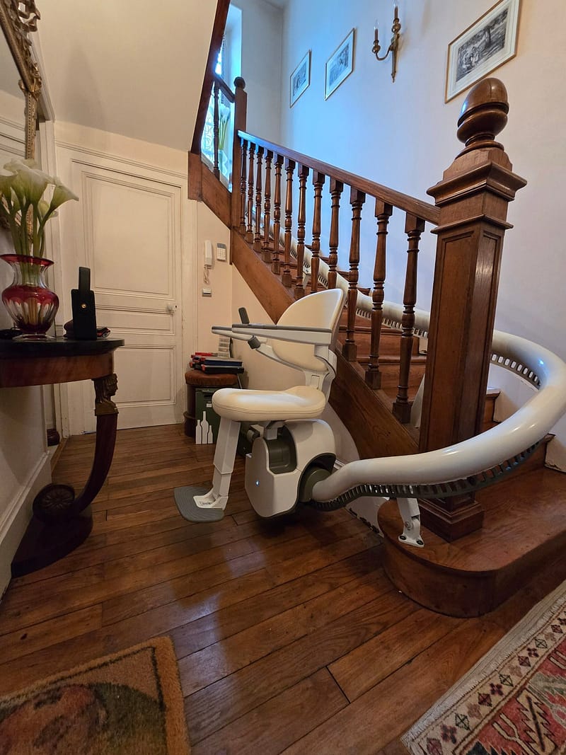 Monte-escalier tournant installé par Serenika sur un escalier en bois à Limoges