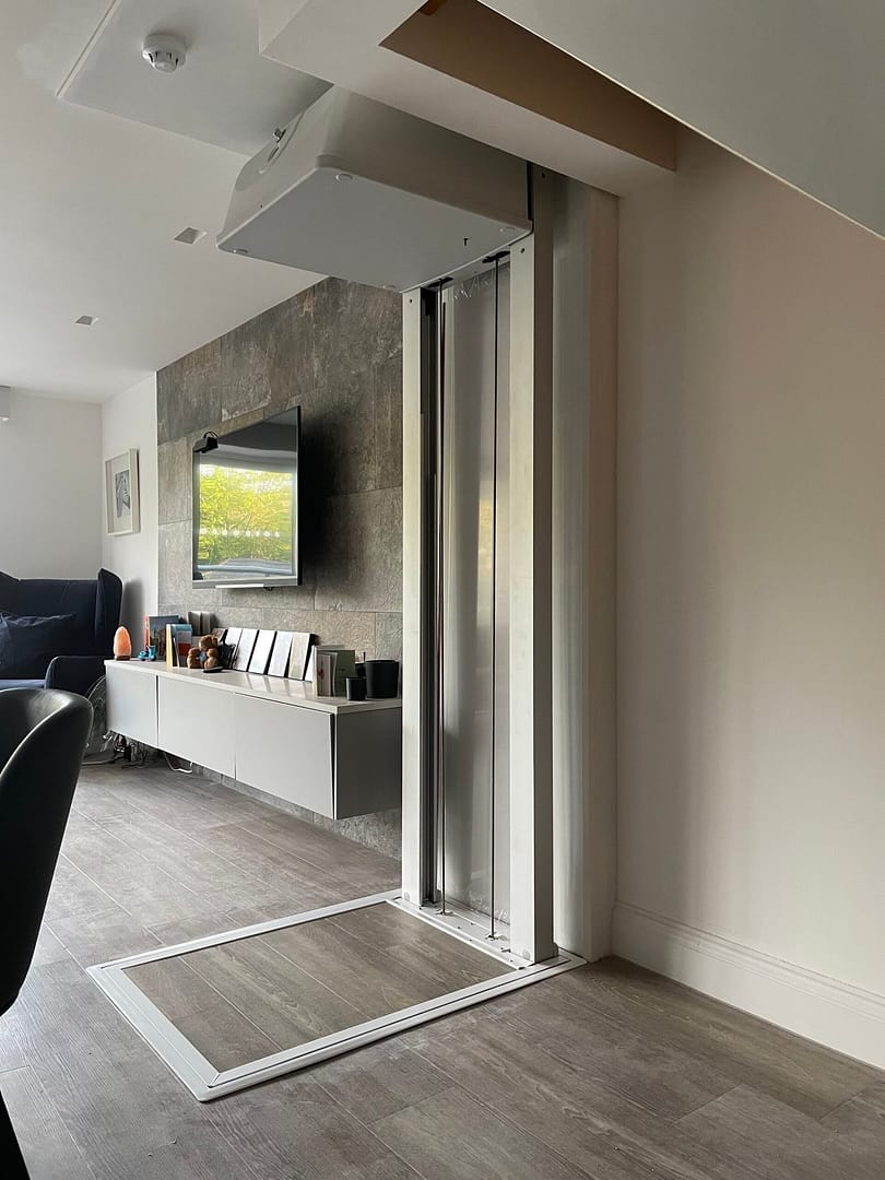 Arrivée ascenseur maison étage Limoges - Accès élévateur domestique niveau supérieur Arrivée d'ascenseur résidentiel à l'étage avec porte d'accès sécurisée et design intégré au palier à Limoges - Solution d'accessibilité complète