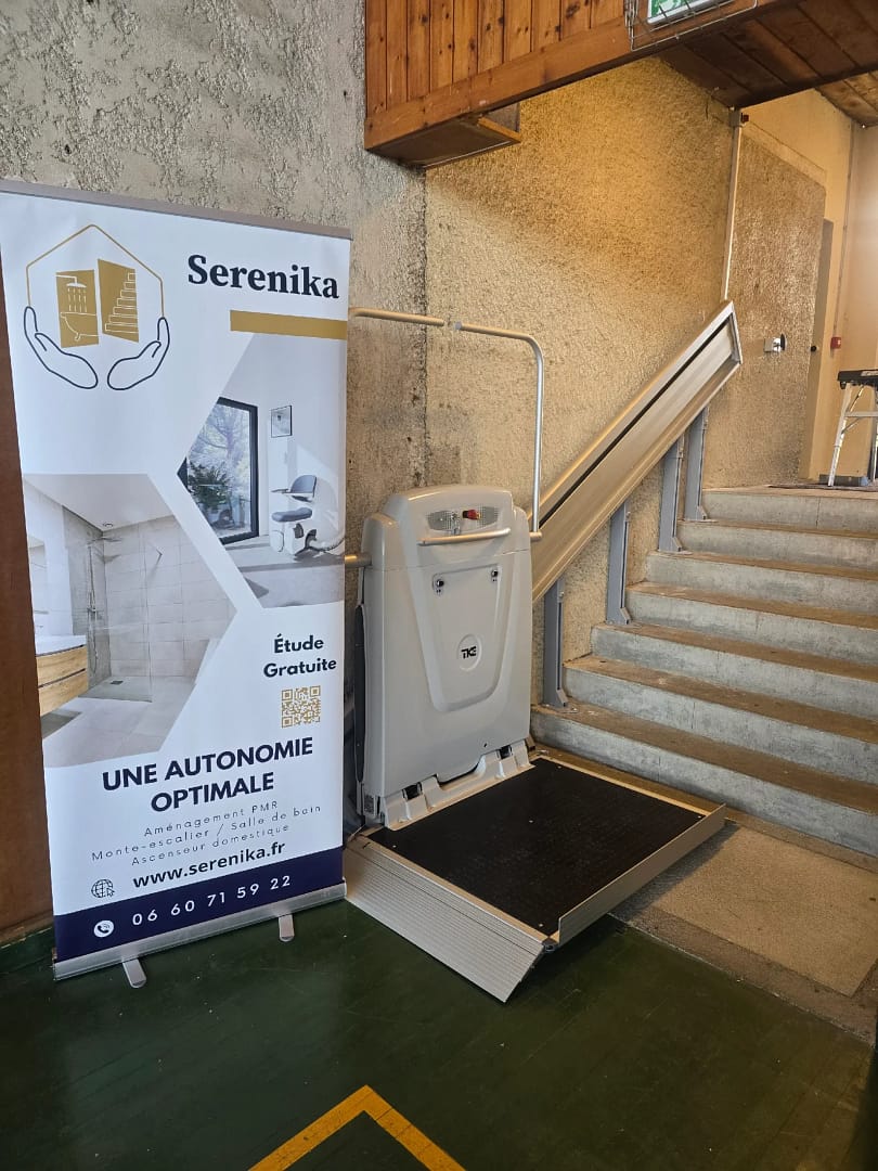 Plateforme élévatrice Loudun en situation au gymnase municipal