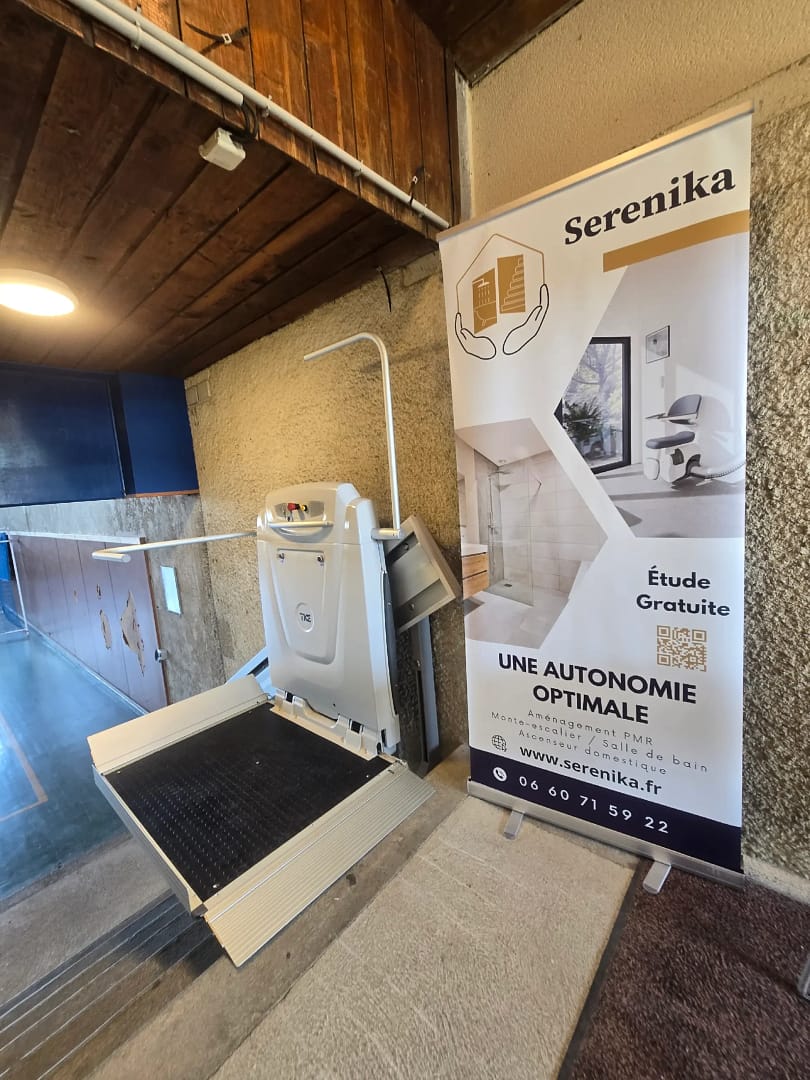 Plateforme élévatrice Loudun installée par Serenika au gymnase municipal