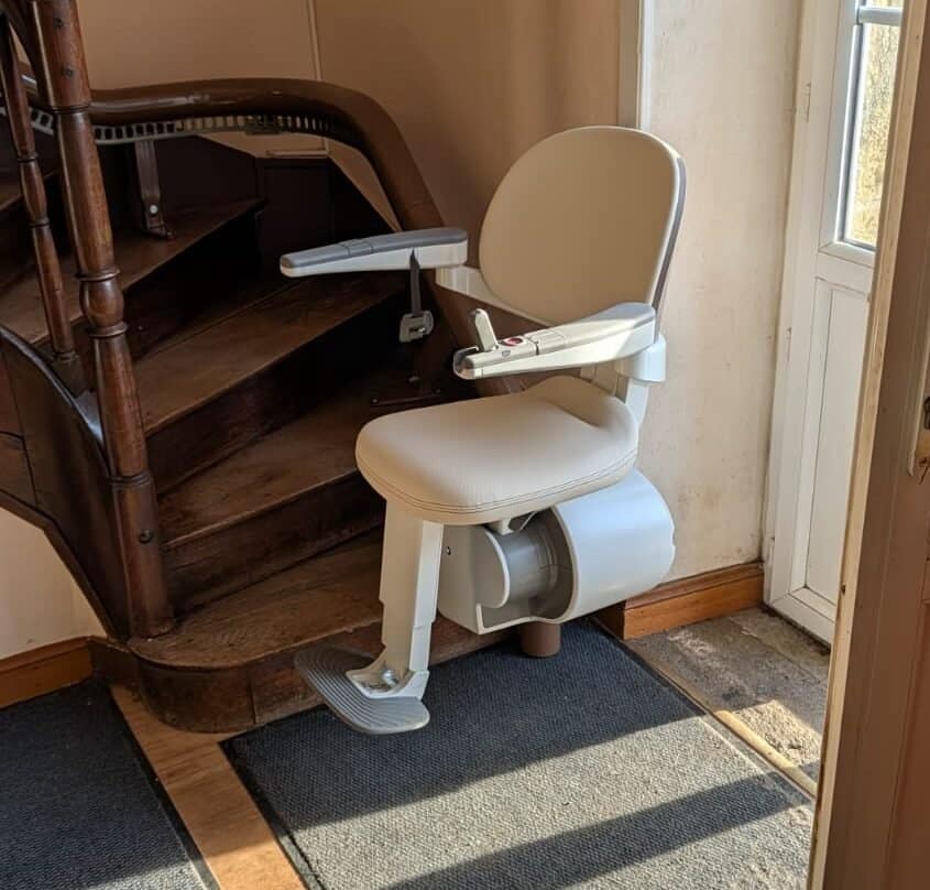 Installation d'un monte-escalier sur-mesure à Limoges par l'artisan Serenika - Eligible Ma Prime Adapt 2026